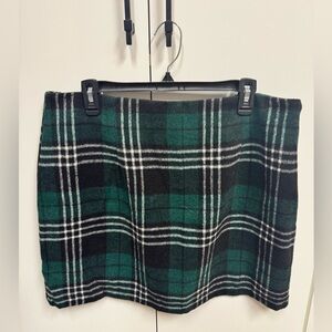 Chic Tartan Mini Skirt in Green and Black